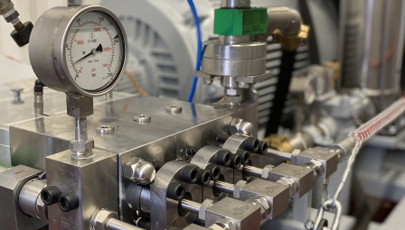 Detailaufnahme unseres Hochdruck-Zyklusprüfstands. Zyklische Innendruckprüfungen sind bis zu 1150 bar möglich.